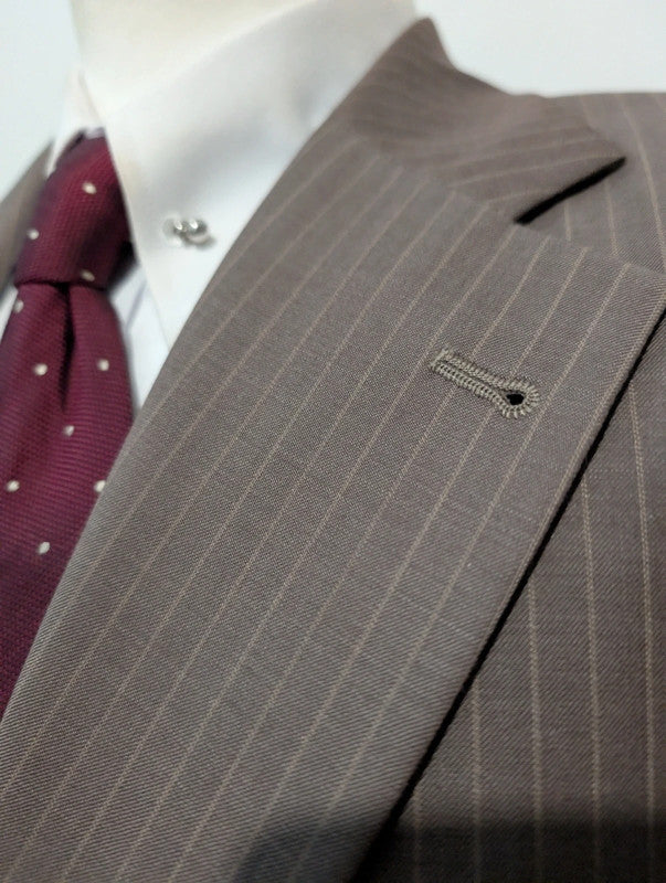 Élégant costume pinstripe en laine