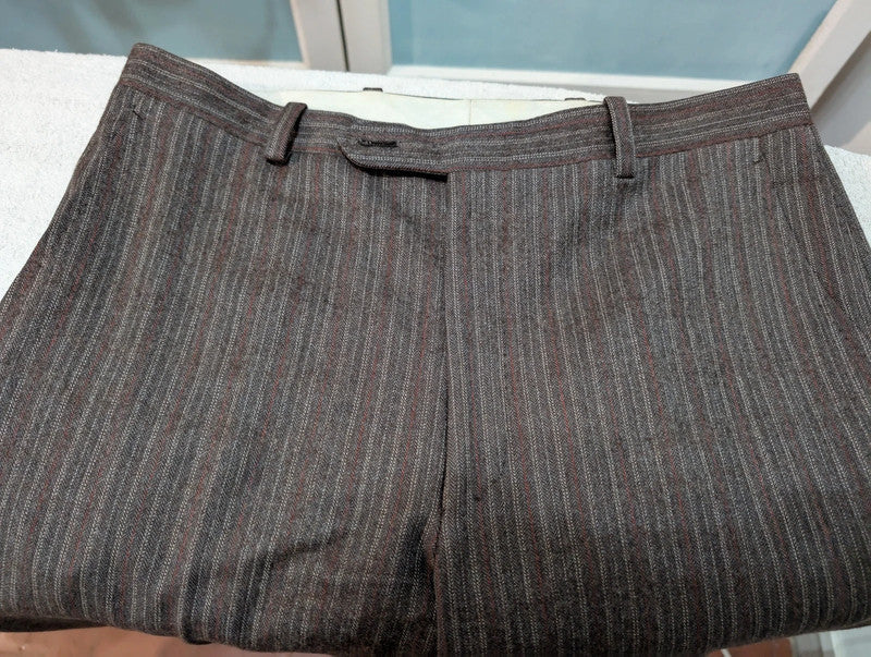 Délicieux costume marron pinstripe en flanelle