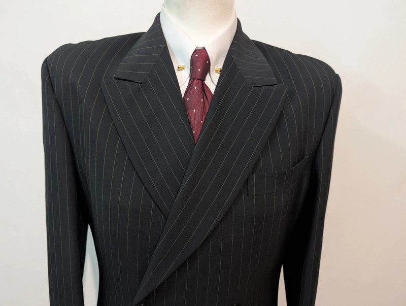Méchant costume croisé pinstripe