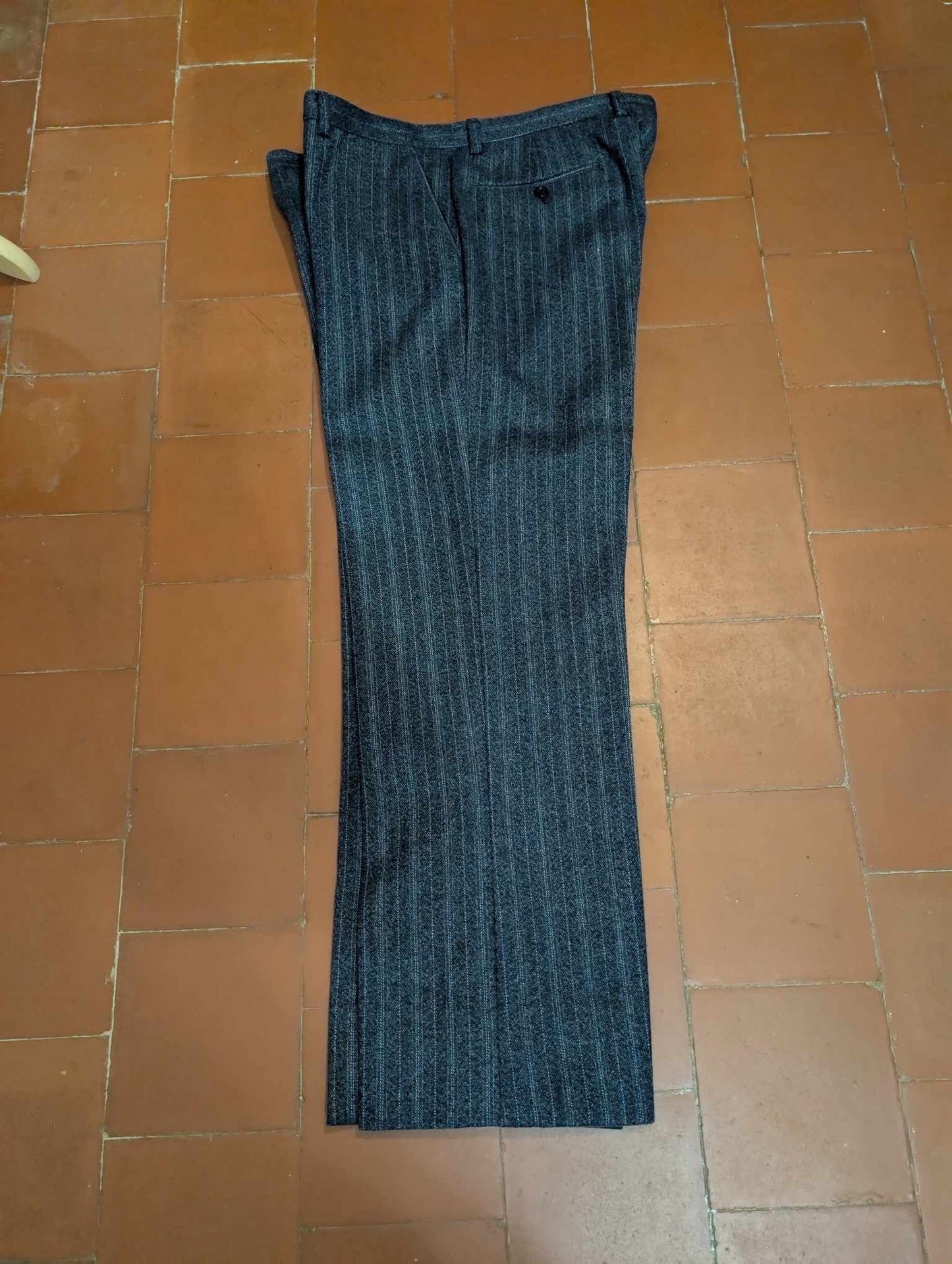 Élégant costume de couleur bleu à rayures en flanelle lourde