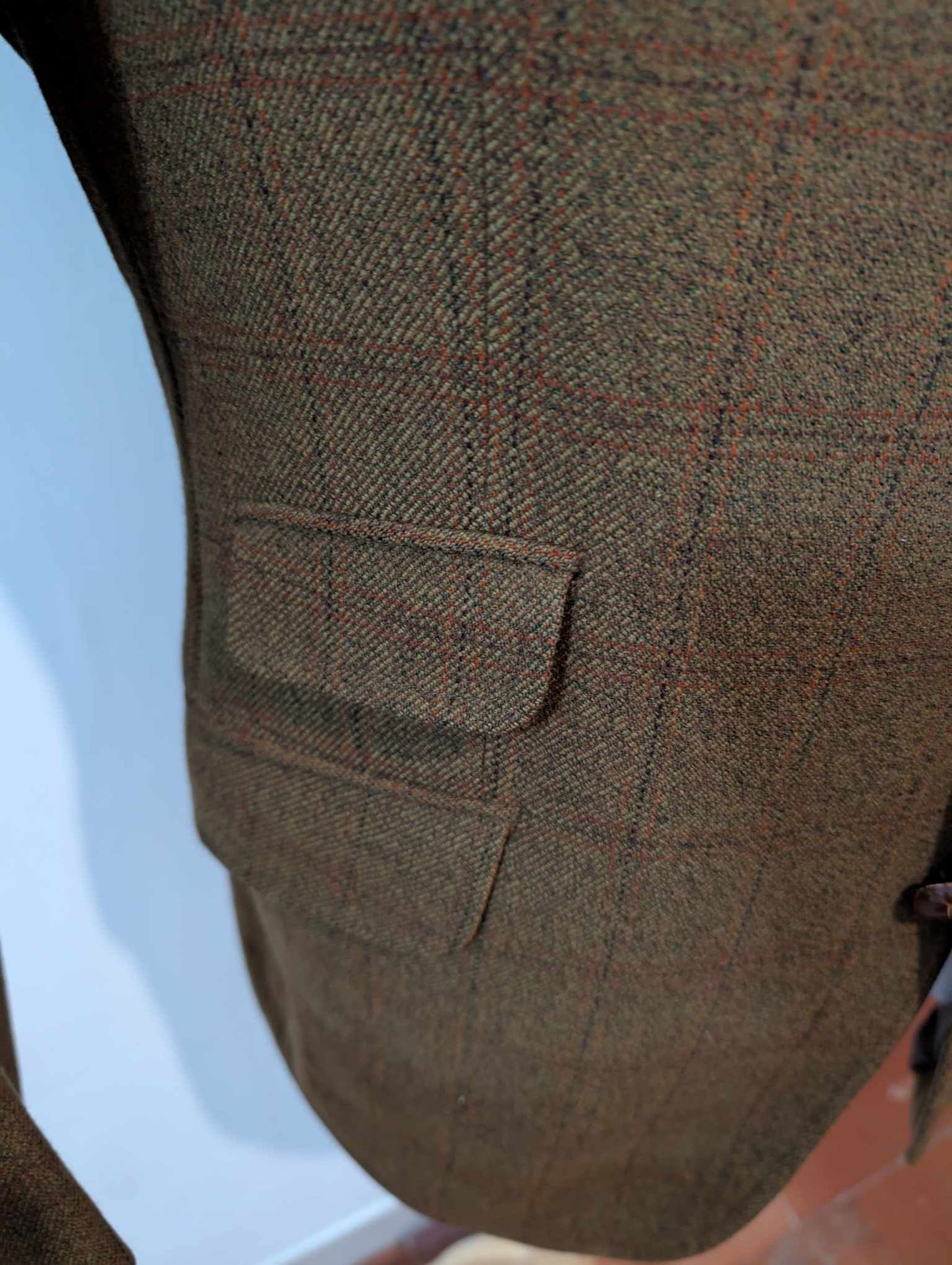 Mystérieux costume marron kaki en tweed