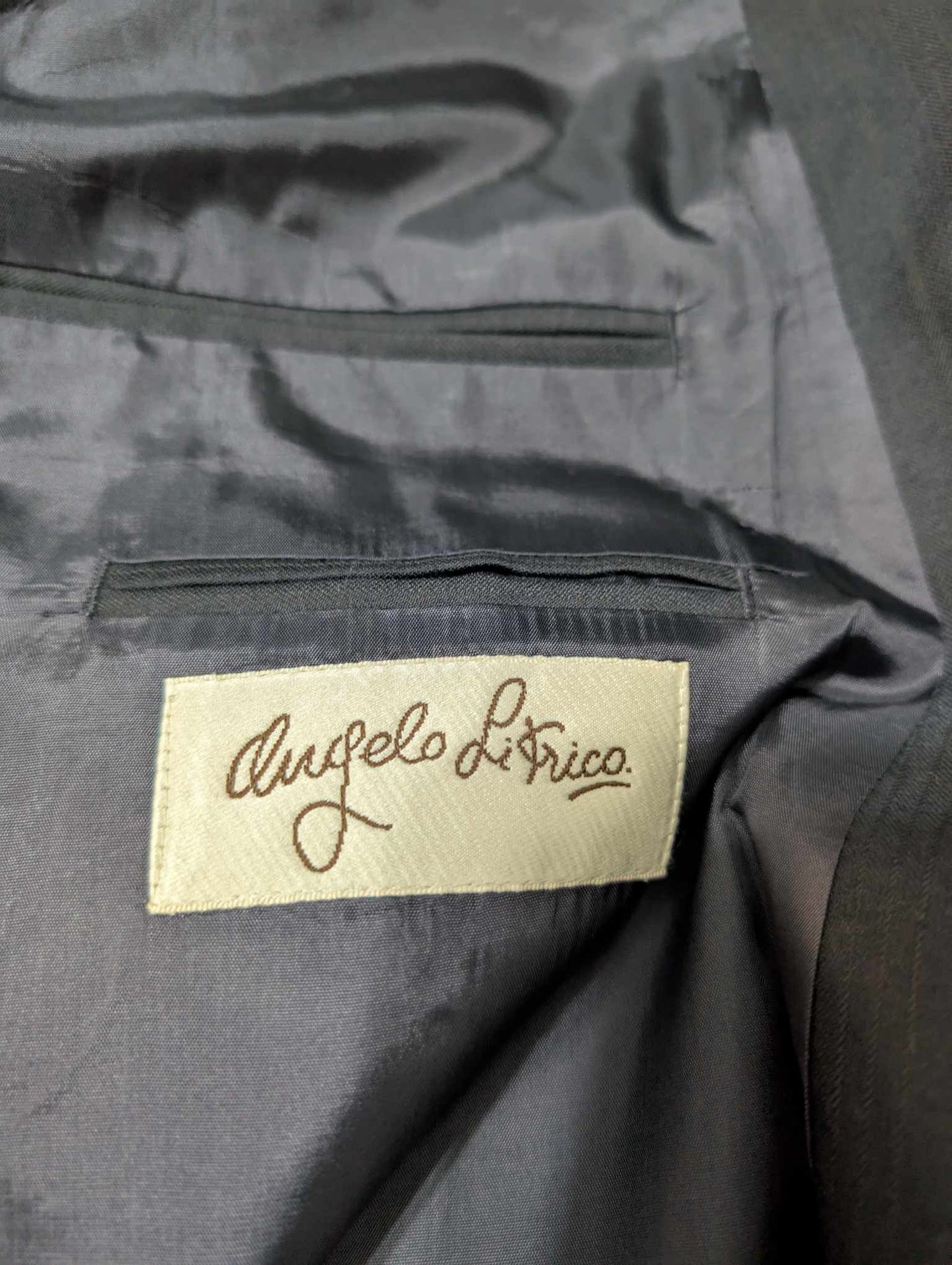 Gentil costume croisé bleu marine en laine
