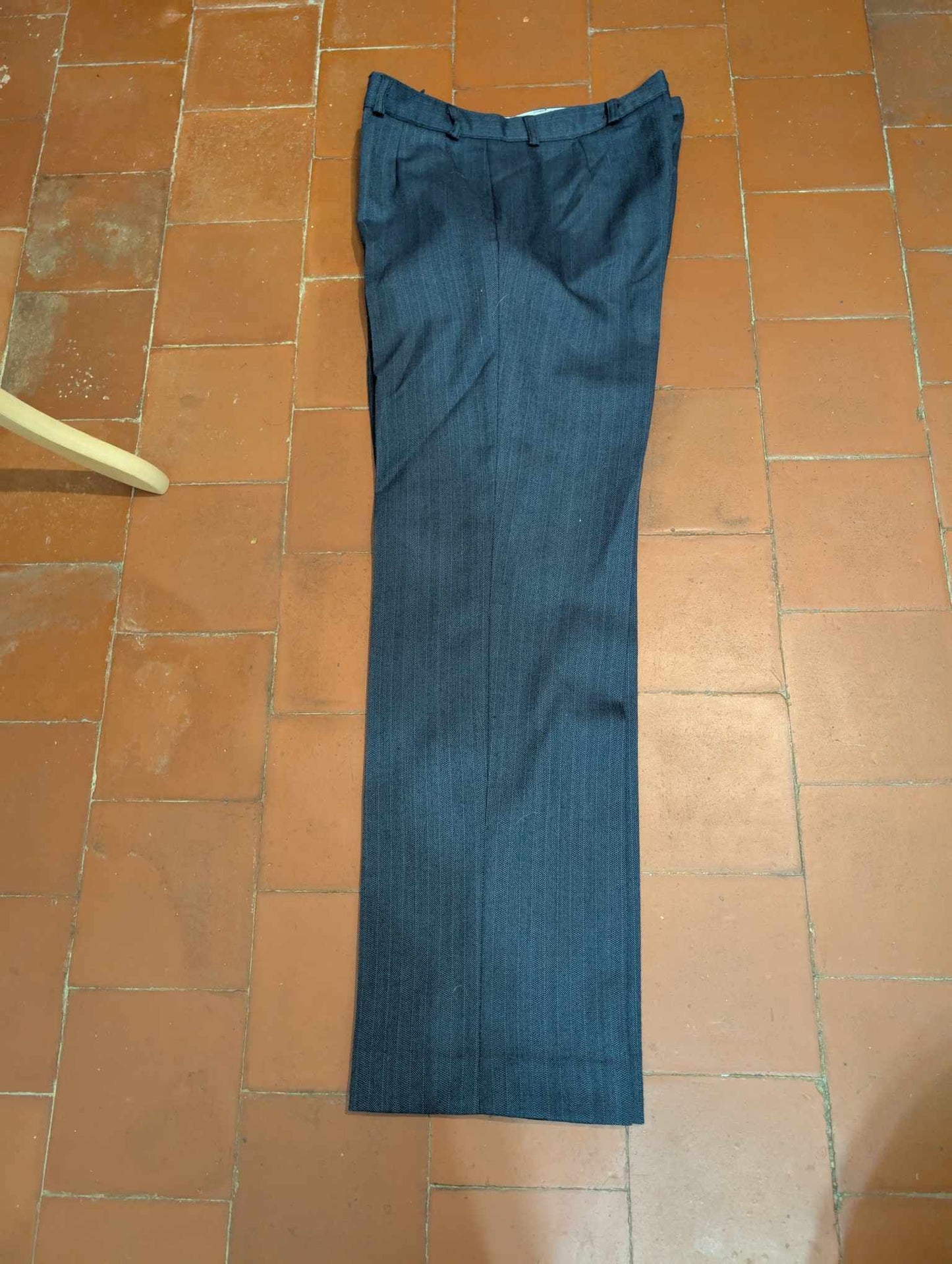 Gentil costume bleu marine à rayure en laine