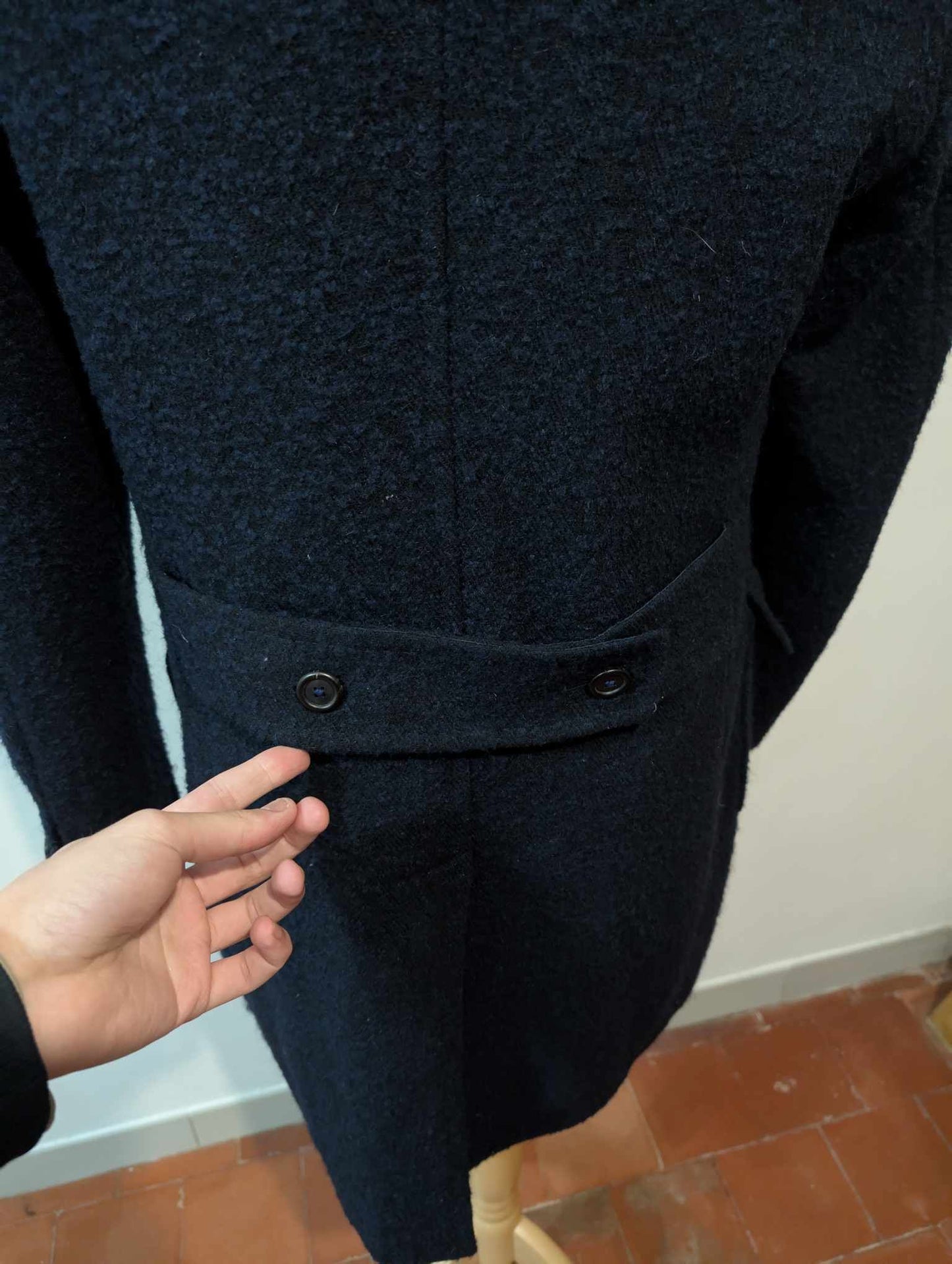Élégant manteau polo coat croisé bleu marine en laine