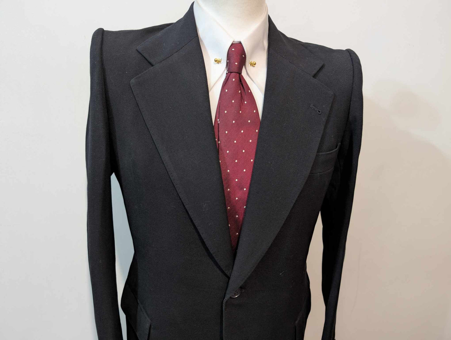 Sombre costume noir en laine