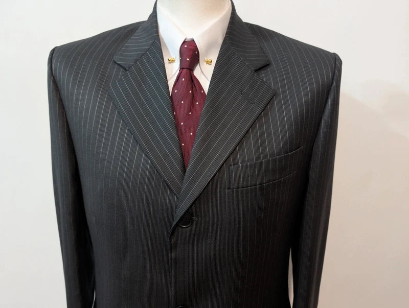 Élégant costume pinstripe en laine et soie