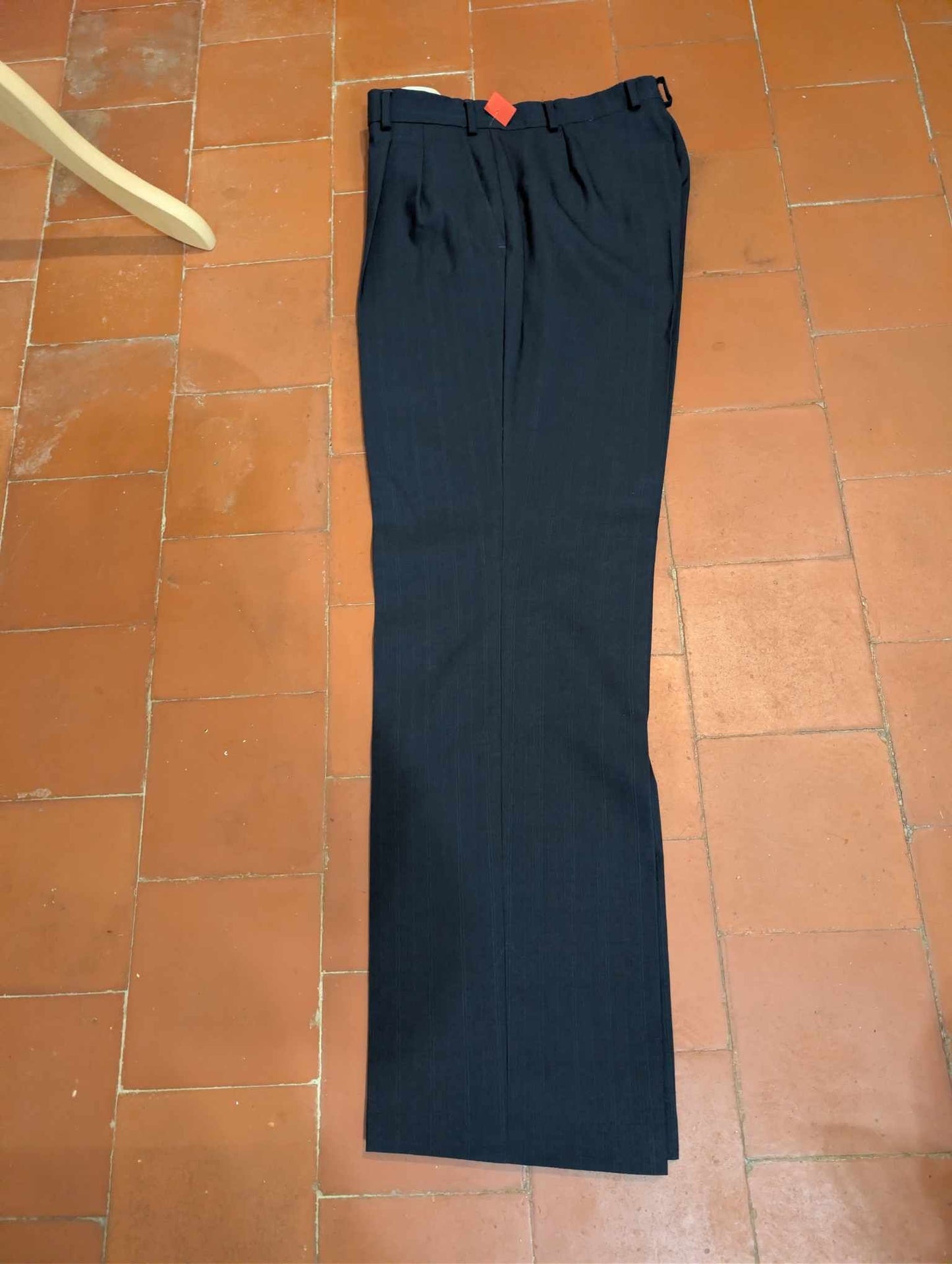 Élégant costume croisé à rayures en laine