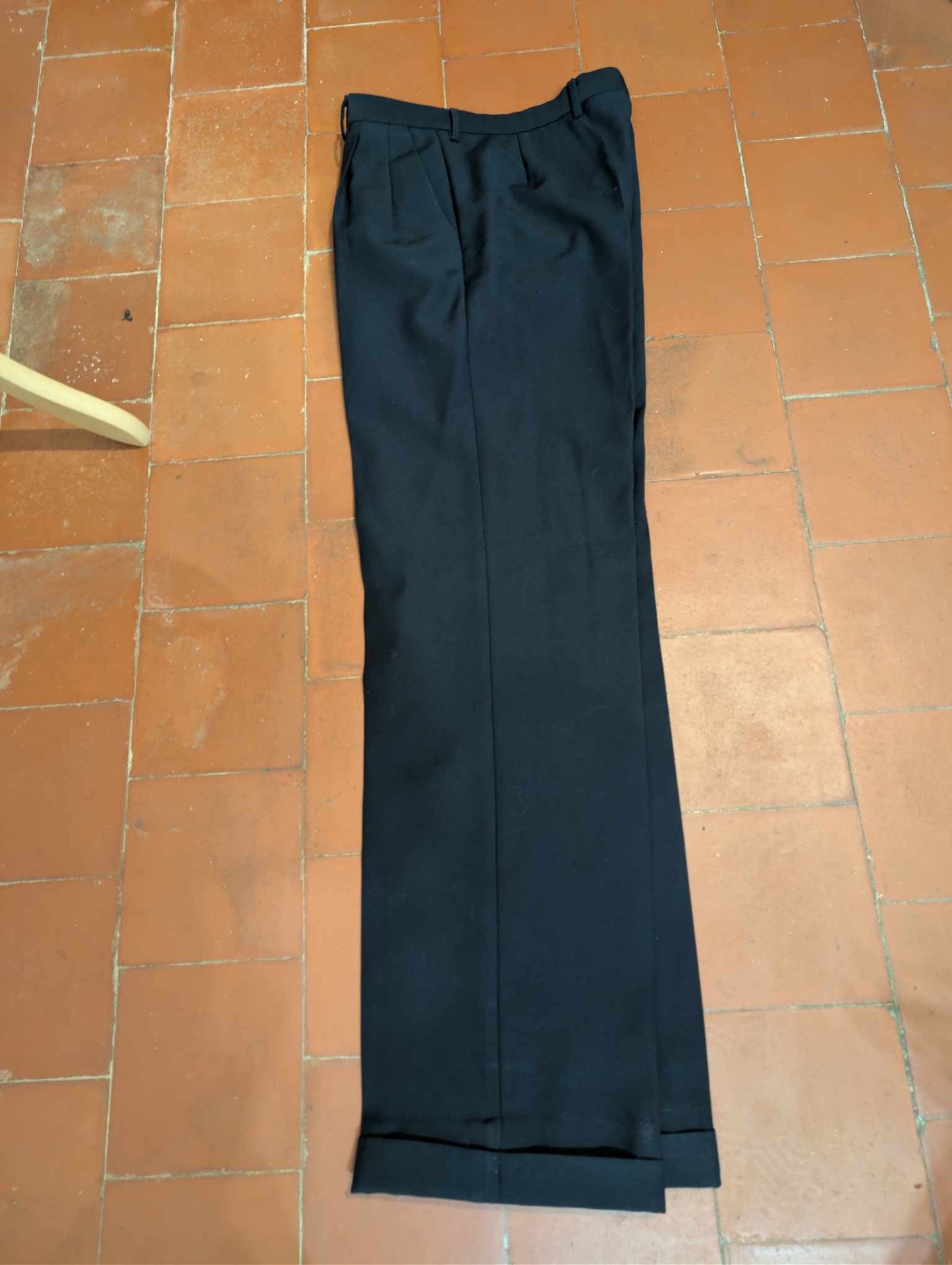 Élégant costume croisé bleu marine en laine