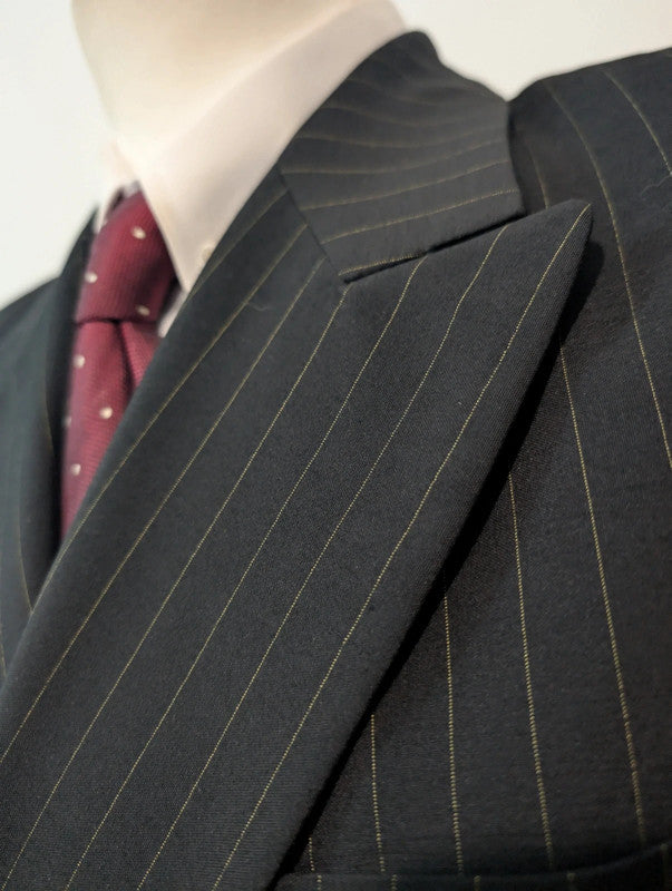 Méchant costume croisé pinstripe