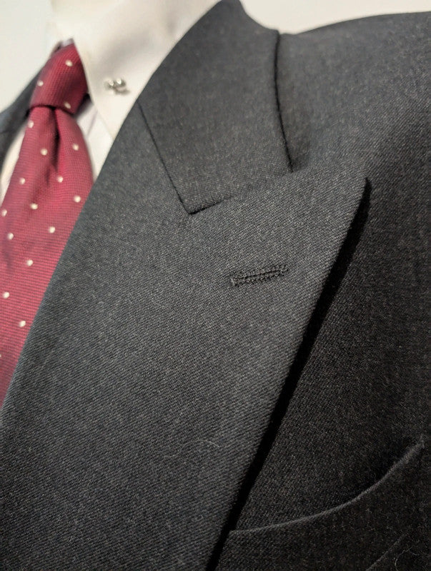 Élégant costume croisé gris en laine