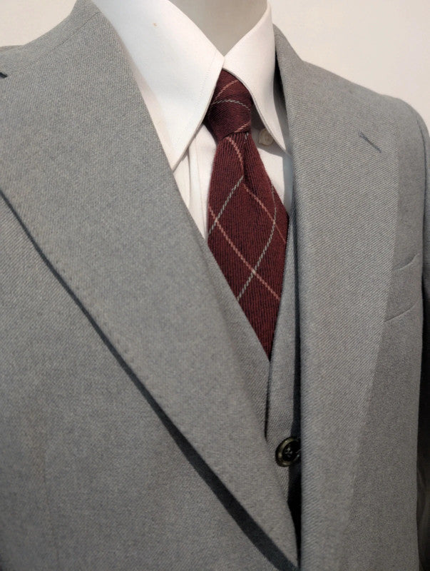 Sympathique costume 3 piece gris en flanelle