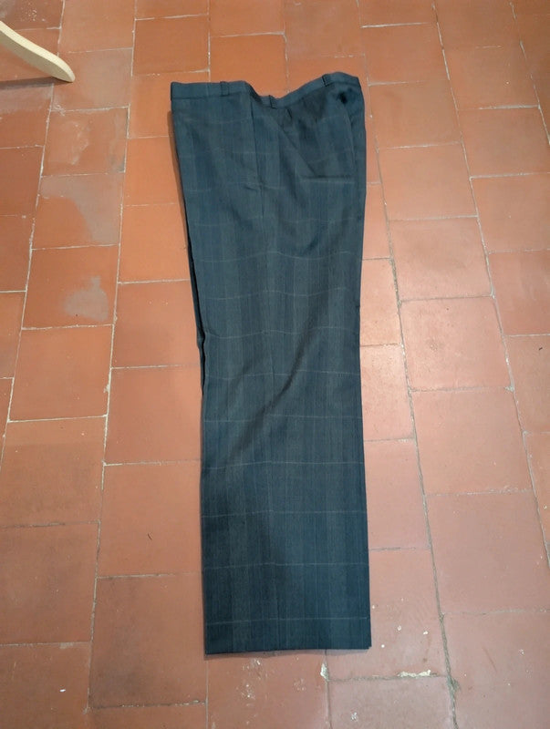 Schöner grau karierter Zweireiheranzug