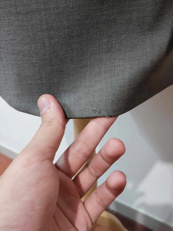 Triste costume gris en laine fine