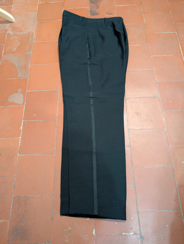 Schöner schwarzer Smoking aus Wolle