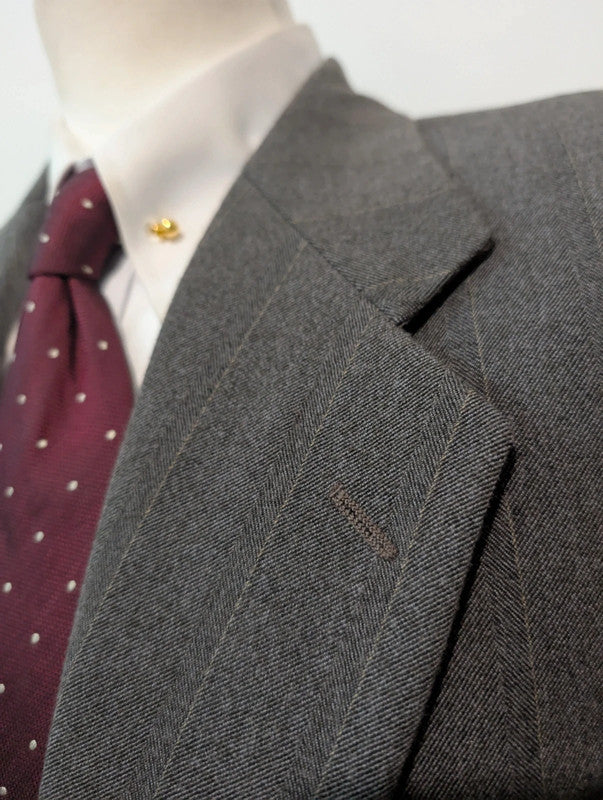 Élégant costume gris a rayure en flanelle