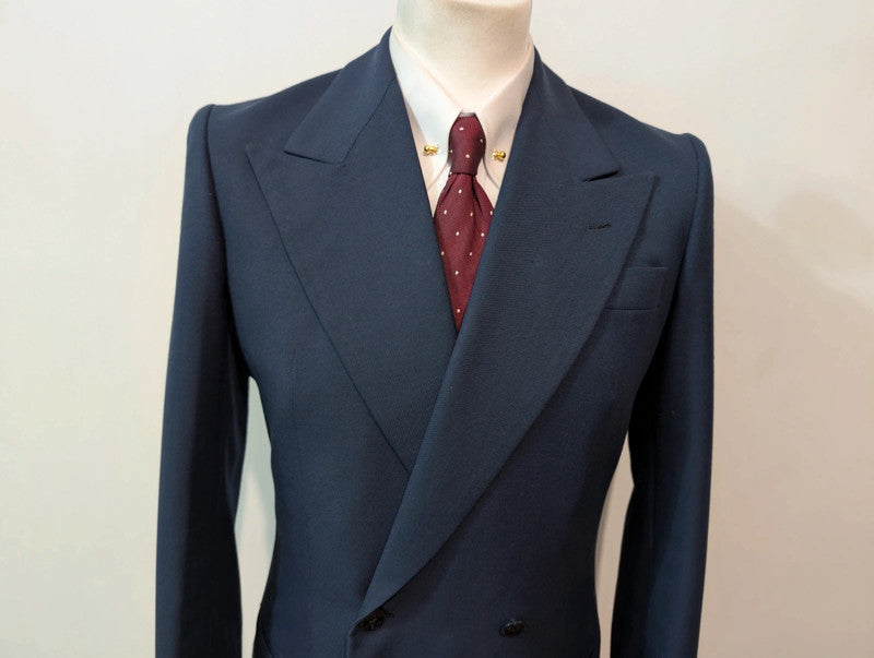Légendaire costume croisé bleu marine