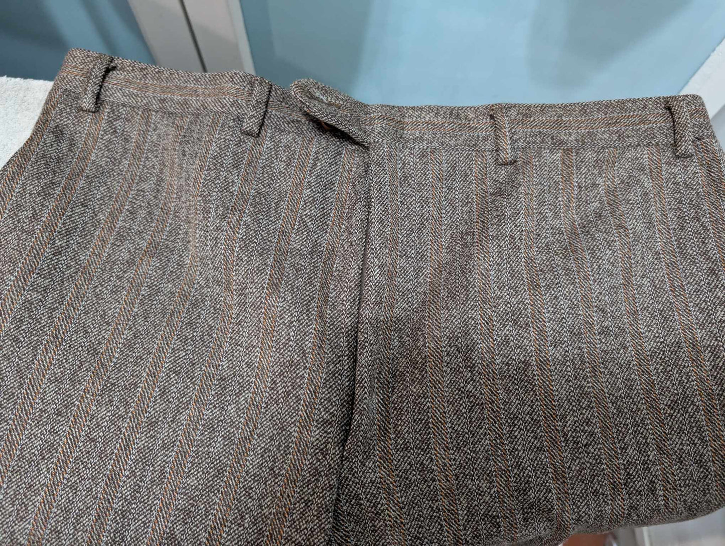 Splendide costume de couleur marron en tweed