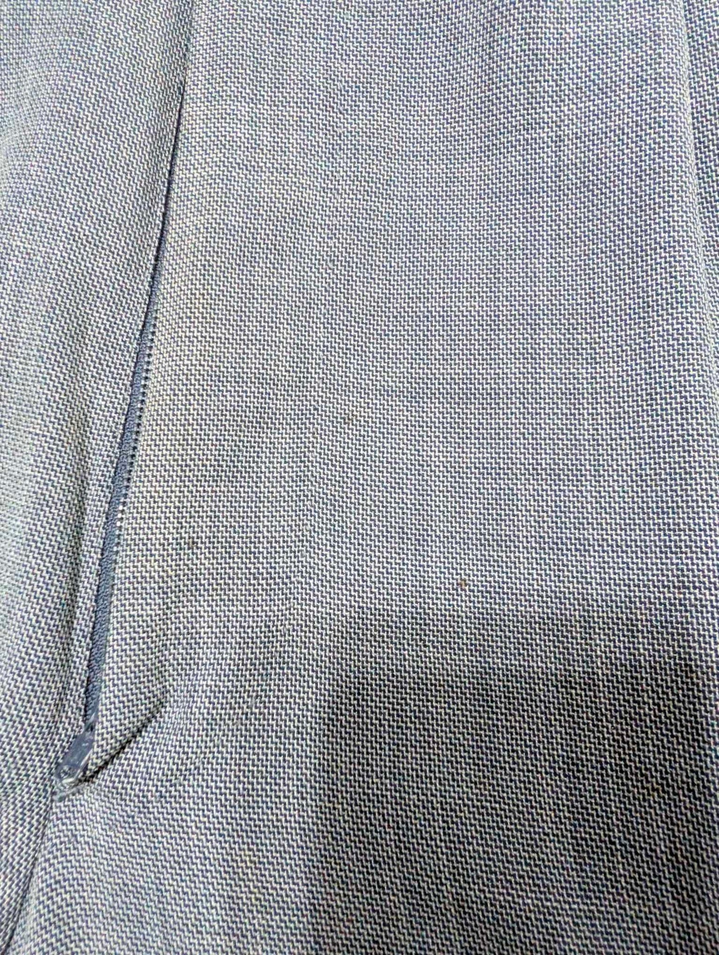 Schöner dreiteiliger grauer Wollanzug