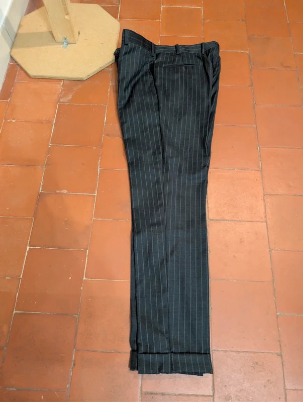 Eleganter Nadelstreifenanzug aus Wolle