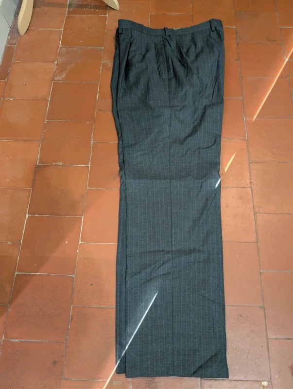 Eleganter Nadelstreifen-Dreiteiler aus Wolle