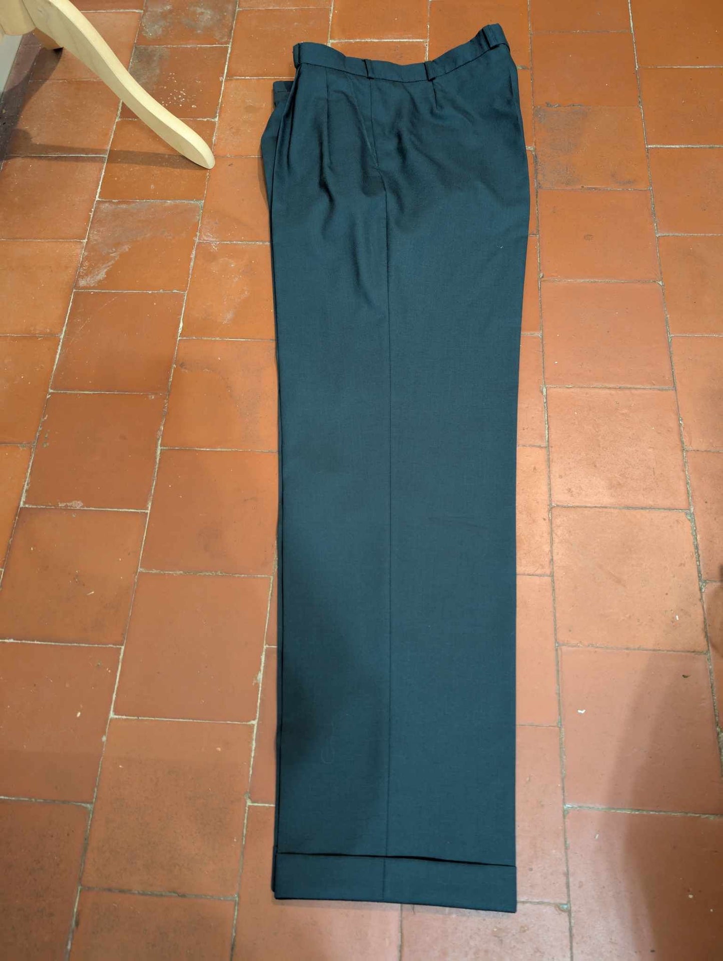 Original costume croisé de couleurs bleu vert en laine froide