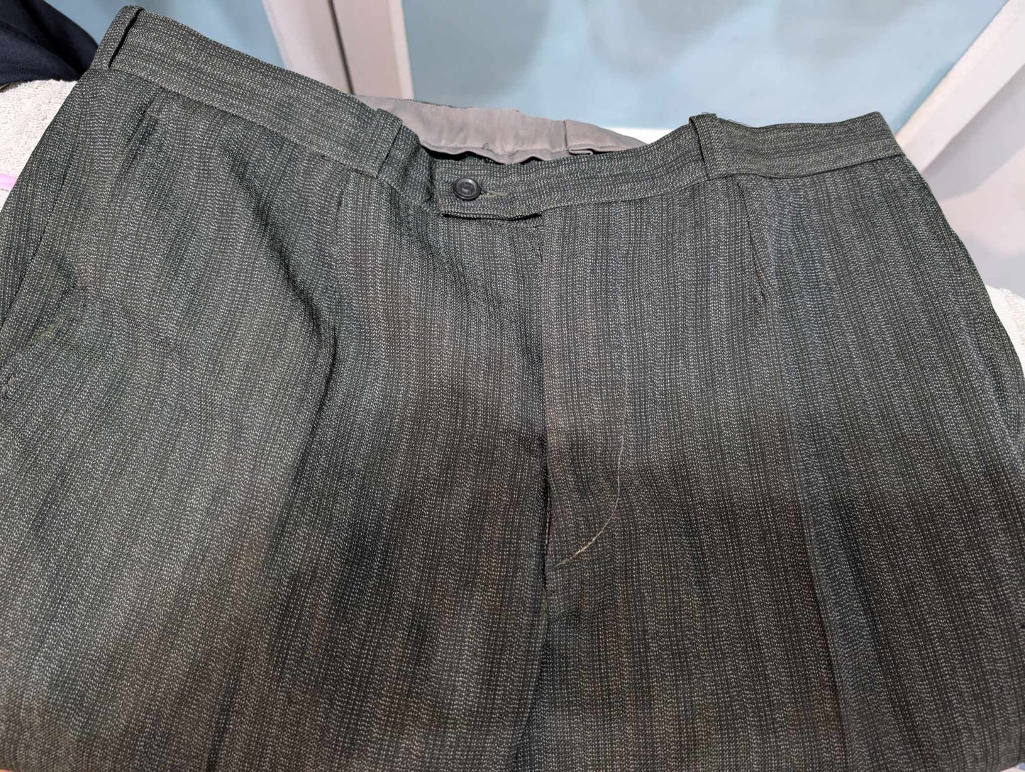 Chouet costume de couleur gris vert en laine