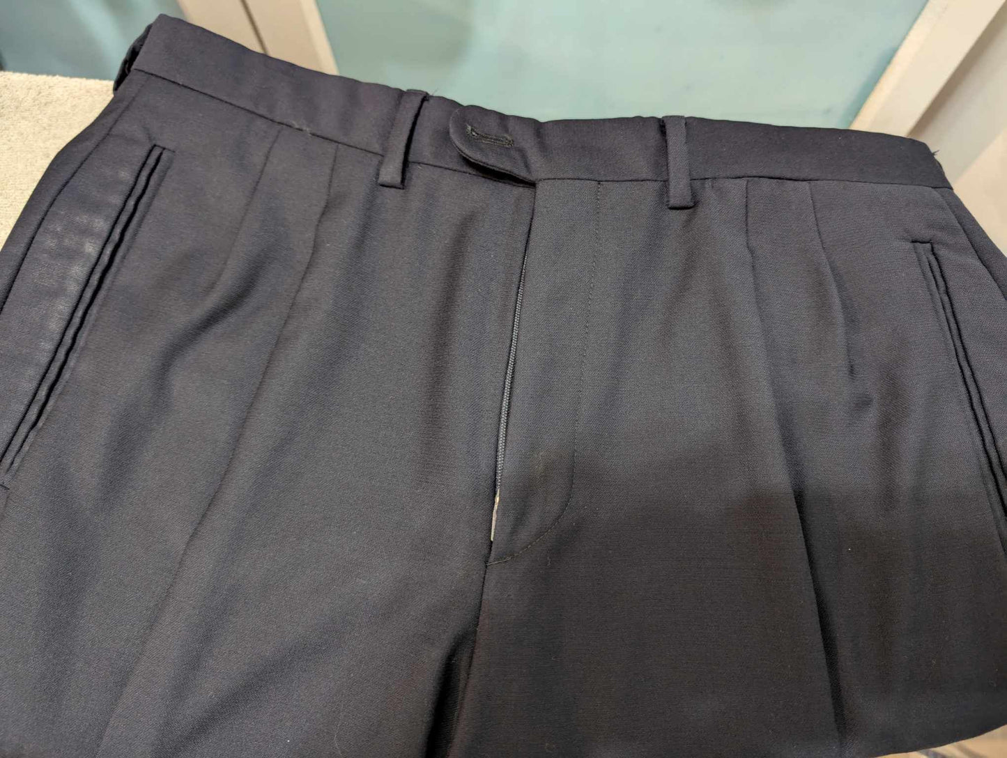 Élégant costume croisé bleu marine en laine