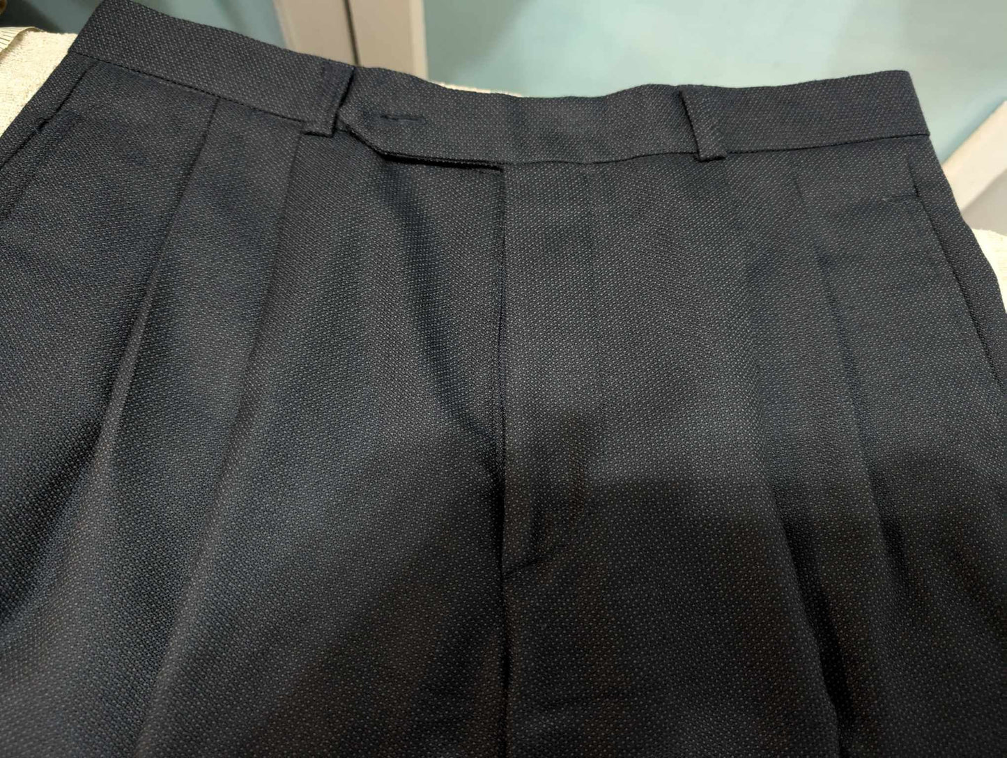 Majestueux costume croisé de couleur bleu marine en laine