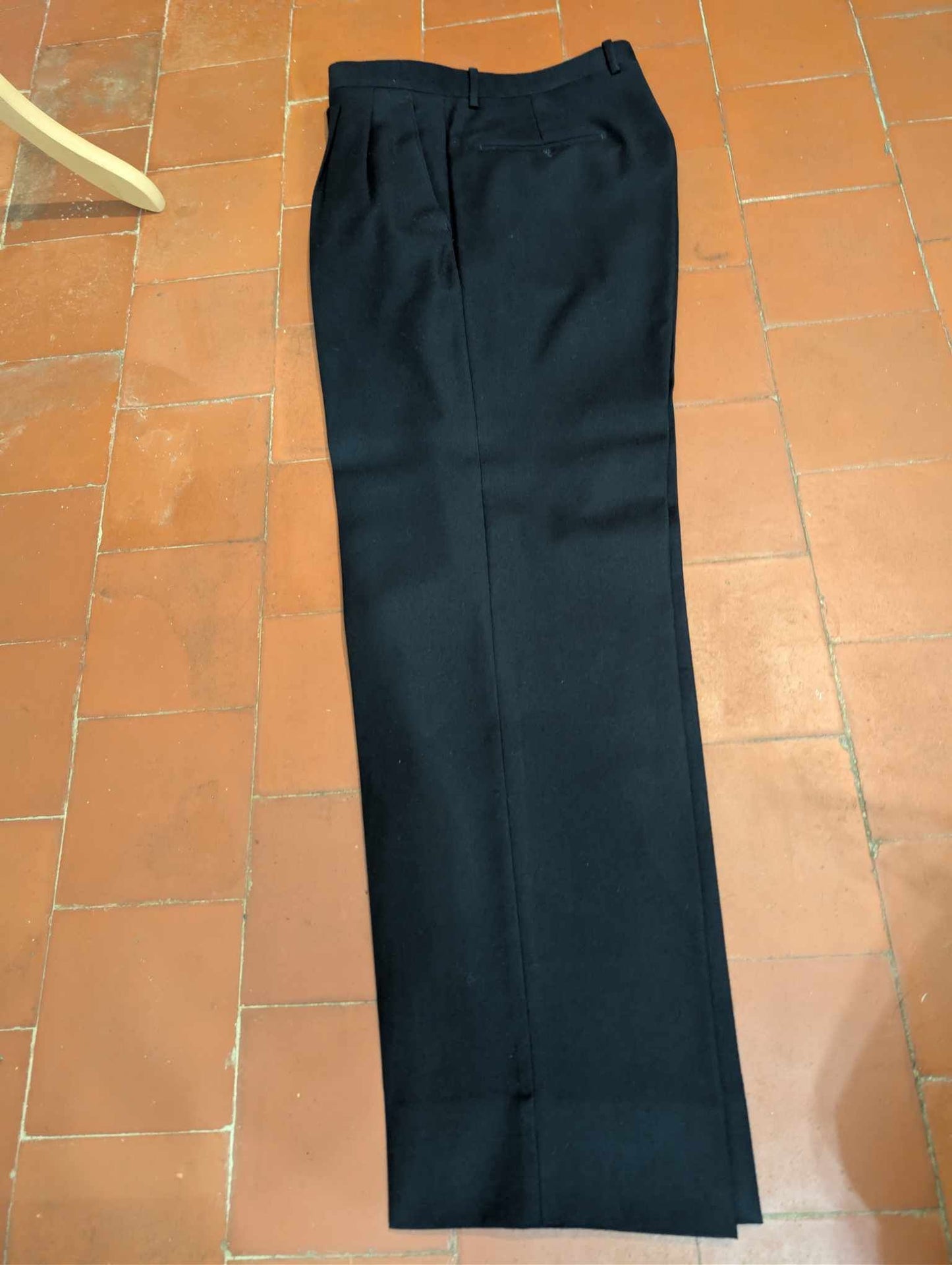 Sublime costume de couleur bleu marine en flanelle lourdes