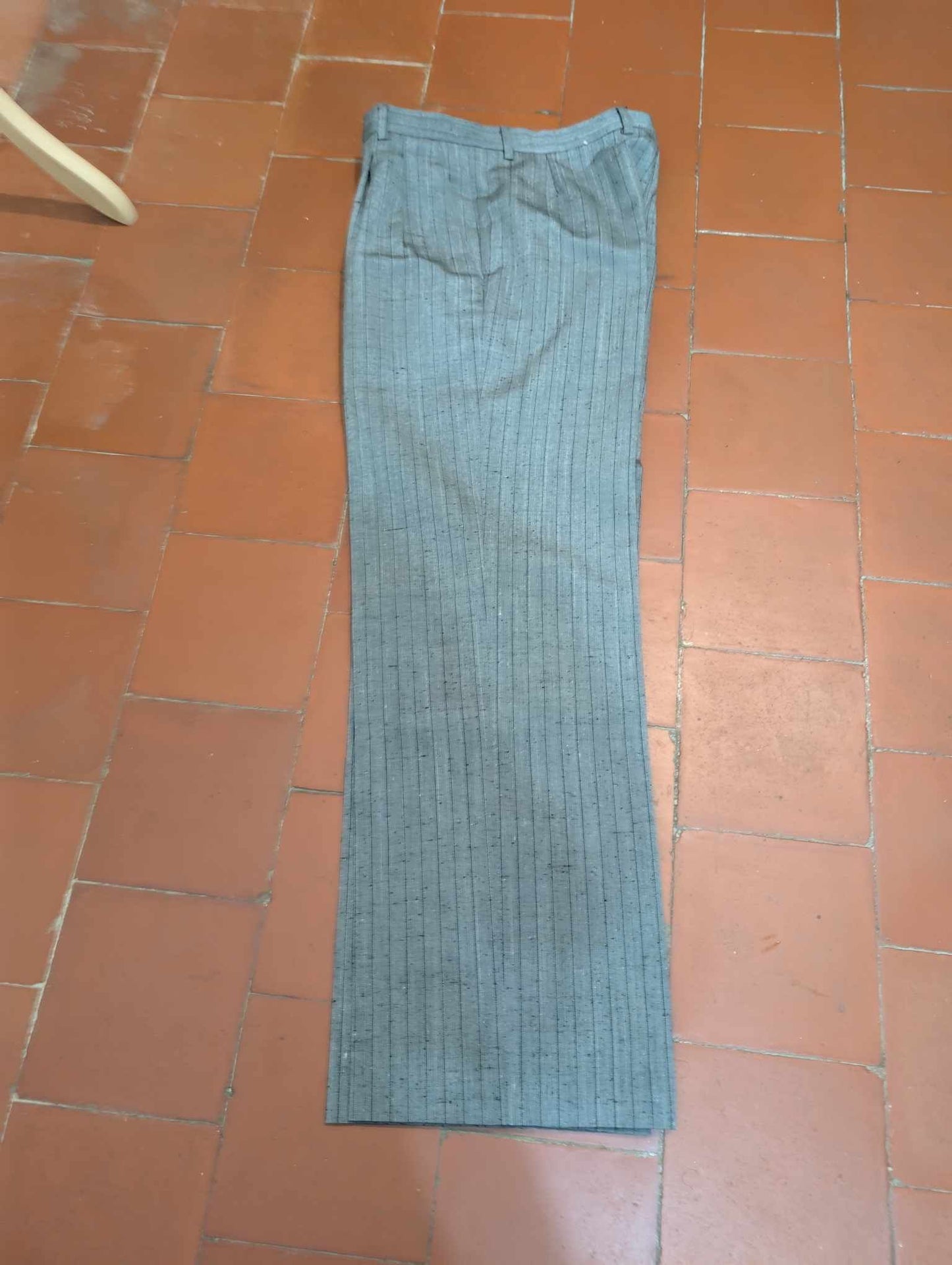 Gentille costume croisé pinstripe de couleur gris en laine