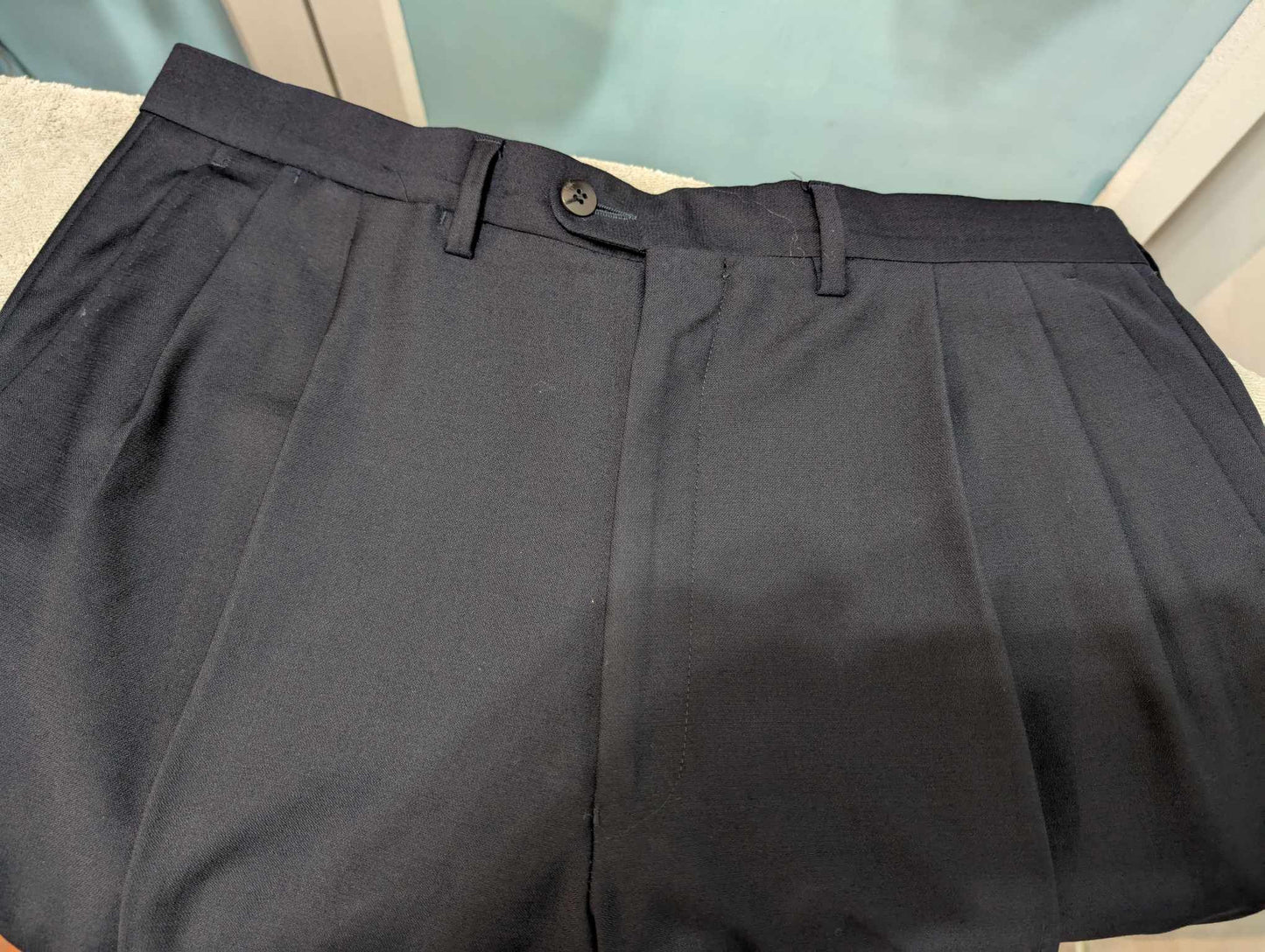 Redoutable costume croisé bleu marine en laine