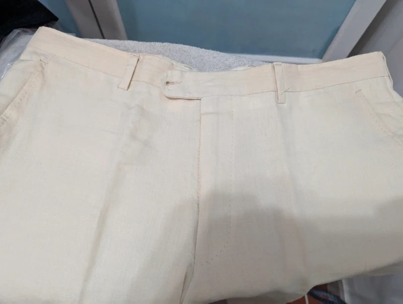Lumineux costume crème en lin