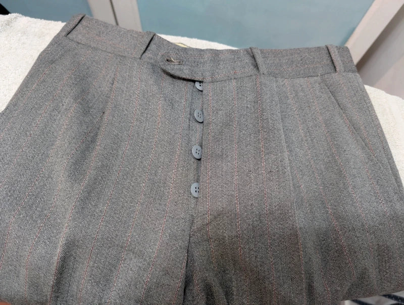 Élégant costume à rayures en laine