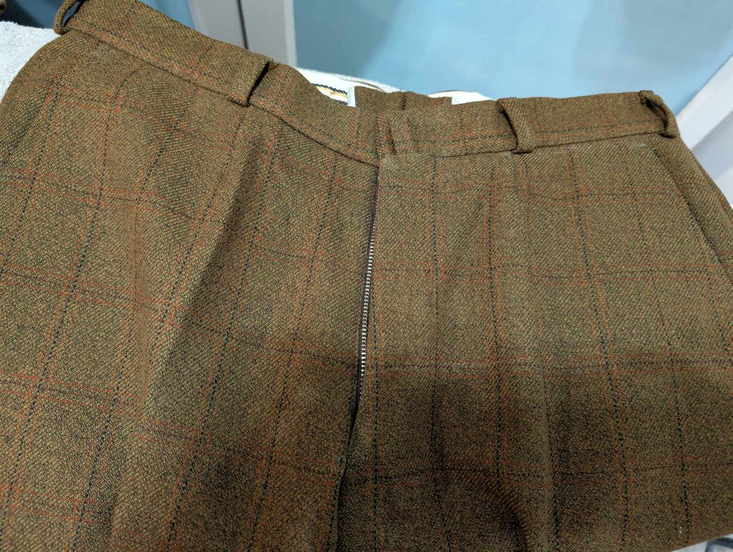 Mystérieux costume marron kaki en tweed