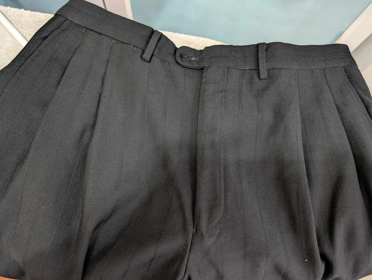 Sombre costume croisé noir en laine