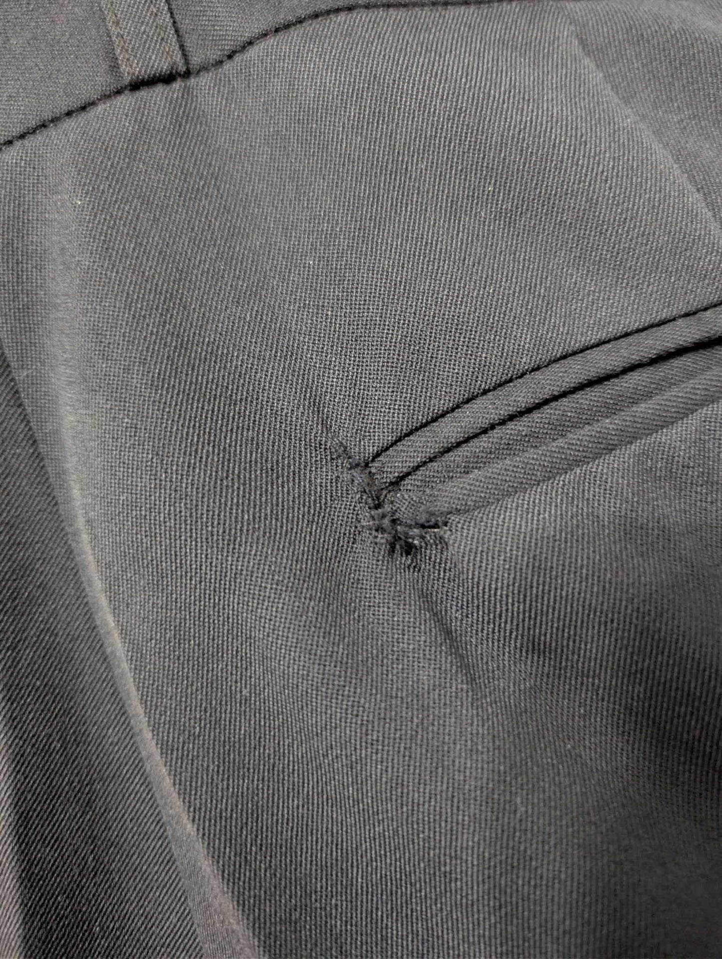 Mystérieux costume croisé de couleur bleu en laine