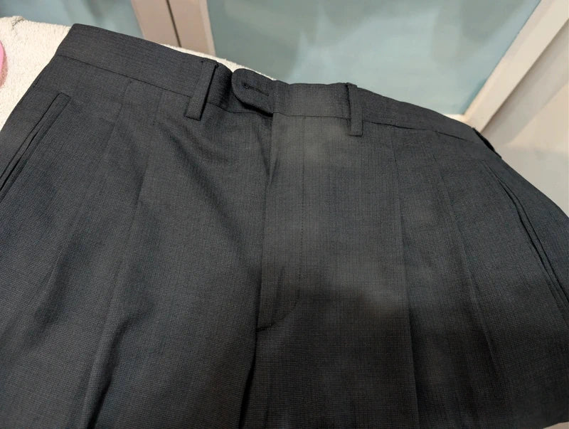 Eleganter grauer dreiteiliger Anzug aus Wolle