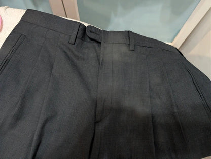 Eleganter grauer dreiteiliger Anzug aus Wolle