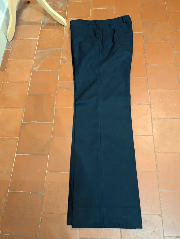 Unglaublicher dreiteiliger marineblauer Anzug