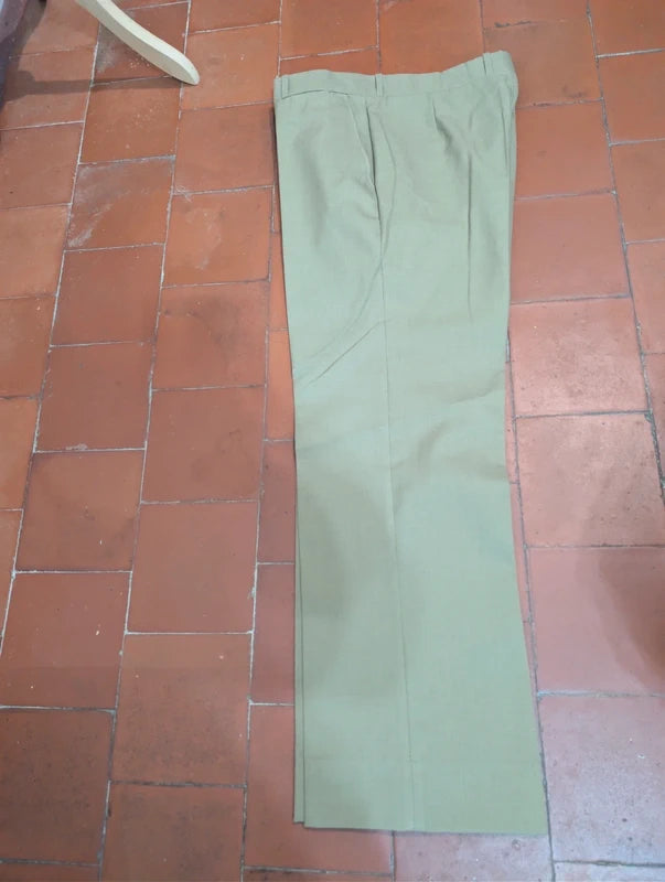 Toller beigefarbener Anzug aus kühler Wolle