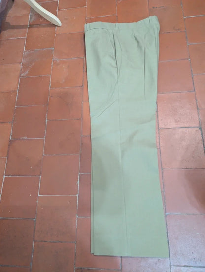 Toller beigefarbener Anzug aus kühler Wolle