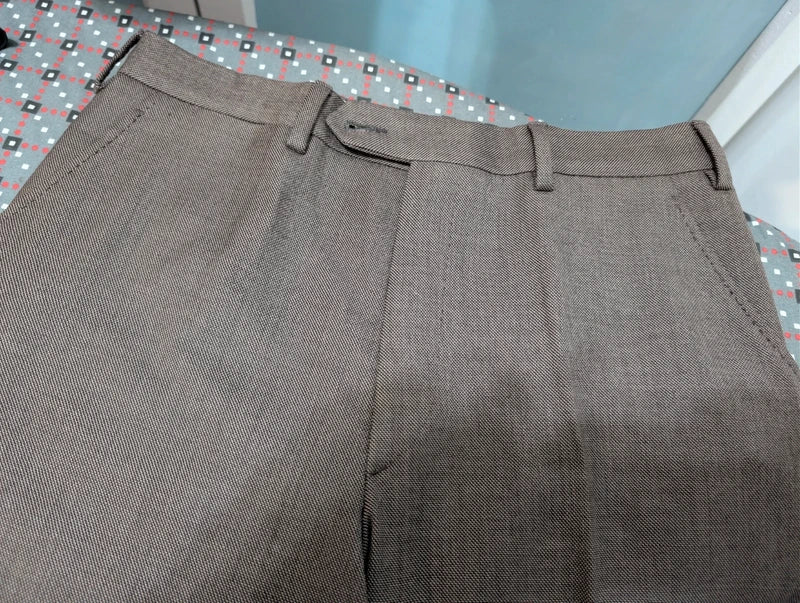 Schöner brauner Wollanzug