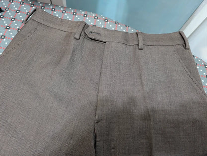 Schöner brauner Wollanzug