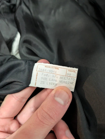 Klassischer schwarzer Anzug aus kalter Wolle