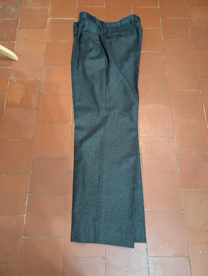 Élégant costume gris en flanelle lourde