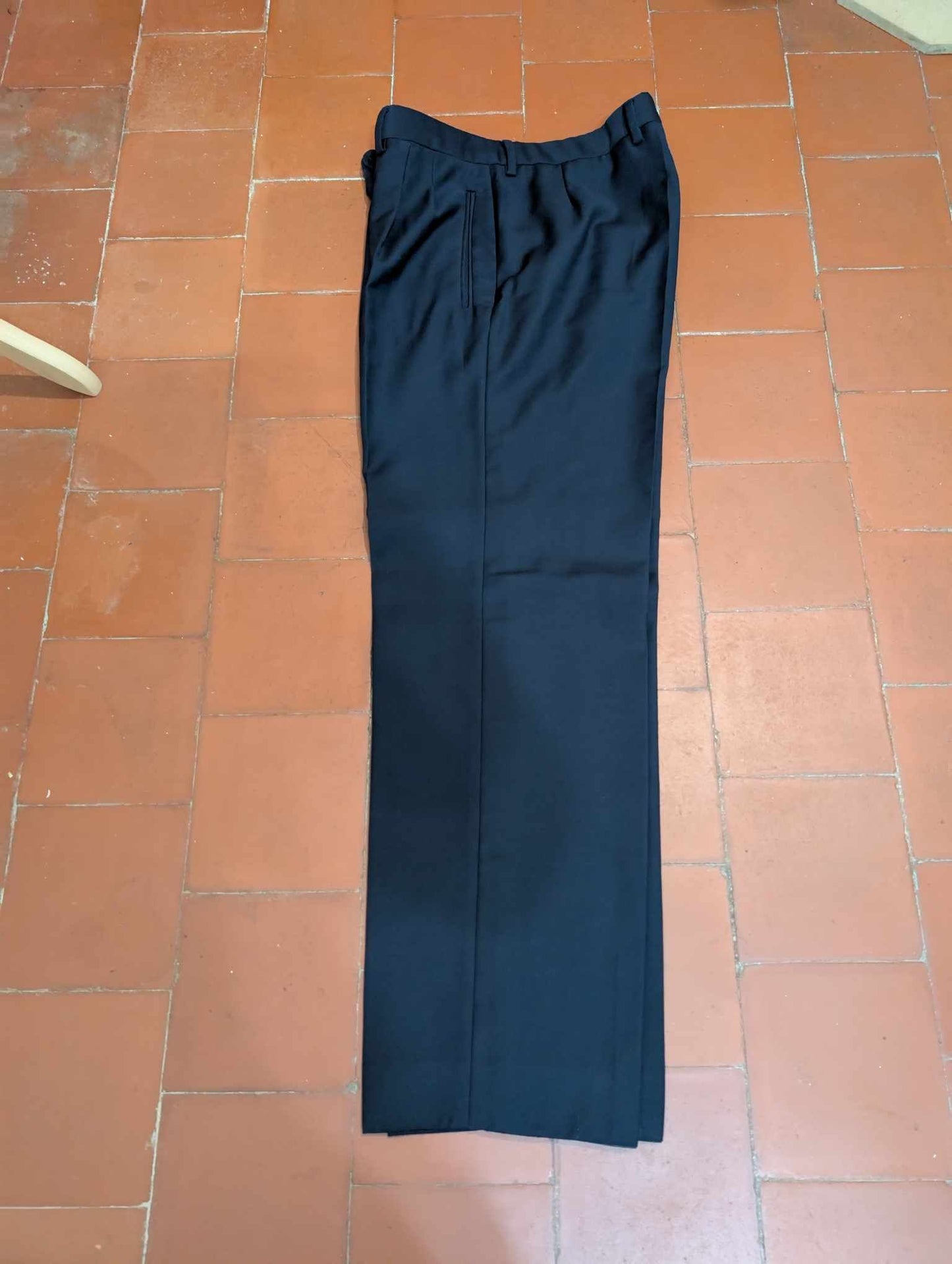 Élégant costume croisé bleu marine en laine