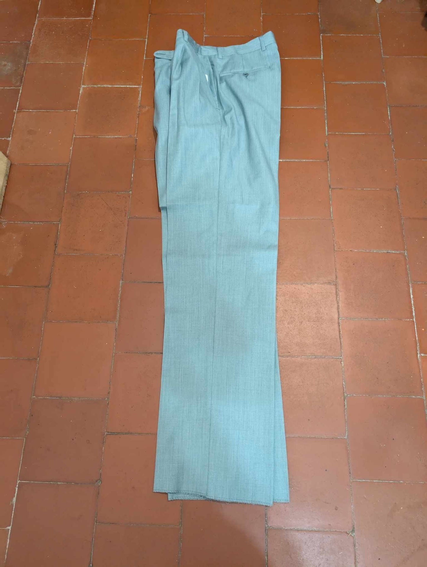 Mignon costume croisé bleu vert en laine légère