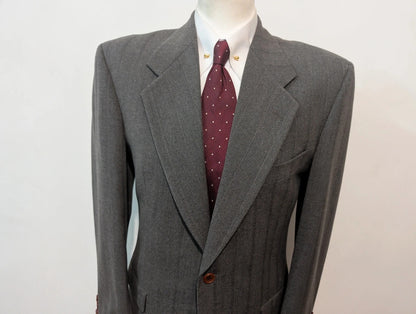 Élégant costume gris a rayure en flanelle