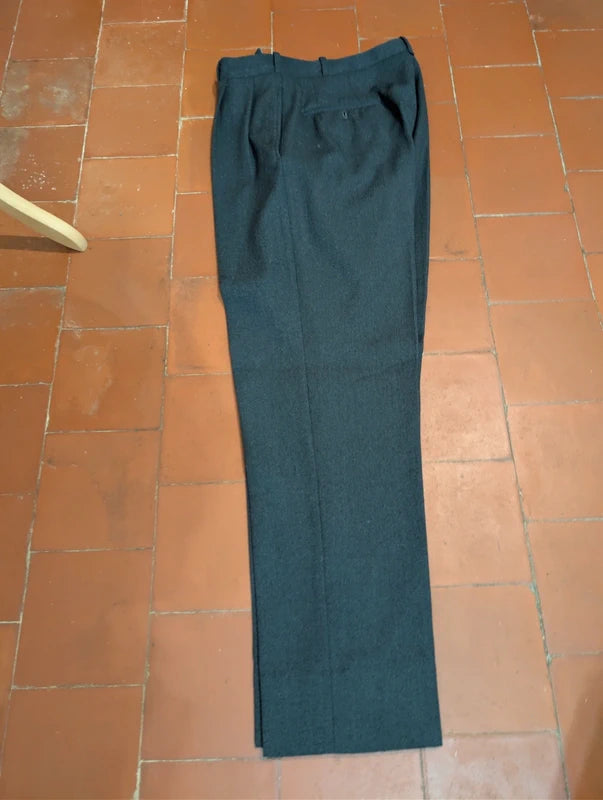 Exzellenter maßgeschneiderter grauer Wollanzug