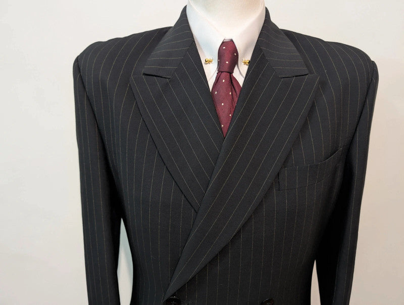 Méchant costume croisé pinstripe